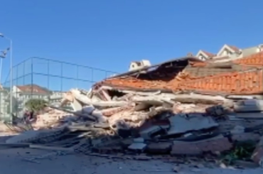 Muğla’da tadilattaki 5 katlı apart otel çöktü