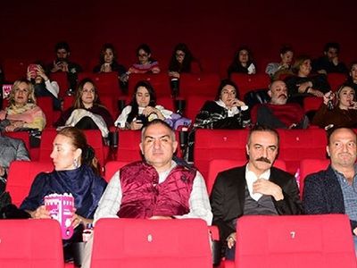 Bakan Ersoy sinemada yarım saat reklam izlemek zorunda kaldı