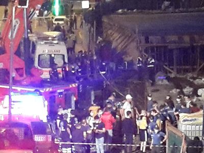 Otel inşaatı çöktü 1 ölü 8 yaralı