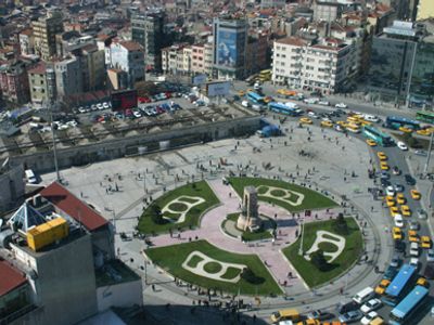 Başbakan Taksim'e cami dedi, esnafa 'çıkın' tebligatı gitmeye başladı