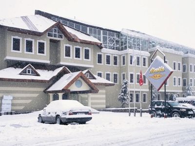 Ağaoğlu'nun otelinin kaçak kısımları yıkılıyor