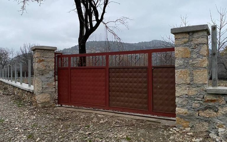 Bakan Ersoy’un köyündeki antik kente duvar ve tel örgü çekildi