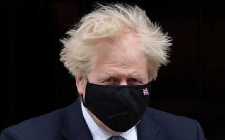 Boris Johnson açıkladı: İngiltere’de Omicron varyantı can aldı
