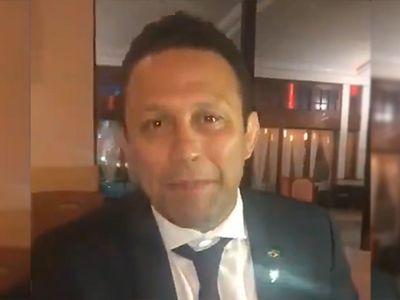 Turizm elçisi Fransa Cumhurbaşkanına 'embesil' dedi