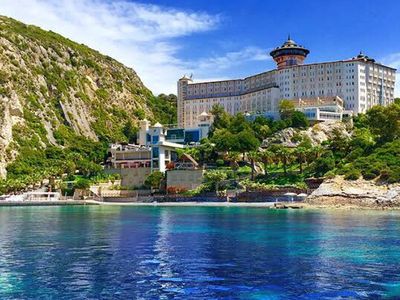Alkoçlar’ın içinde 700 tatilci bulunan Kuşadası’ndaki oteline haciz