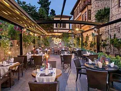 Antalya'daki restoran, kafe ve eğlence mekanları zorda
