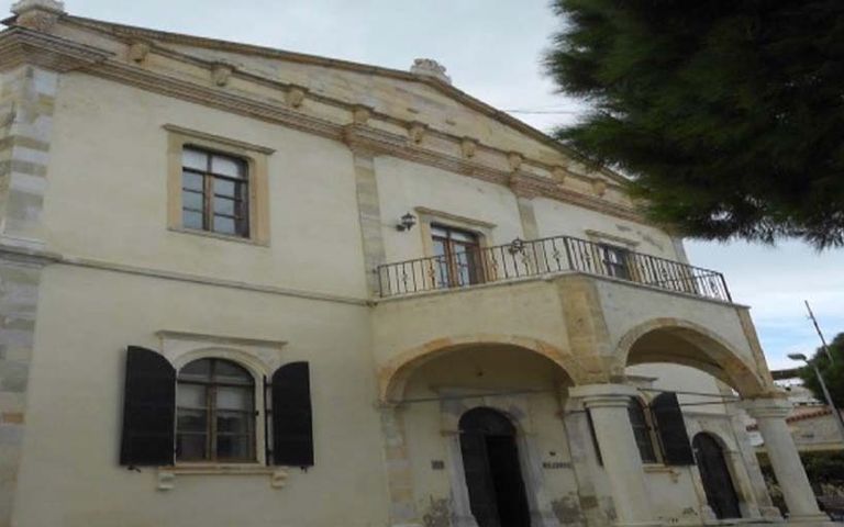 Foça’daki 200 yıllık belediye binası otel olacak