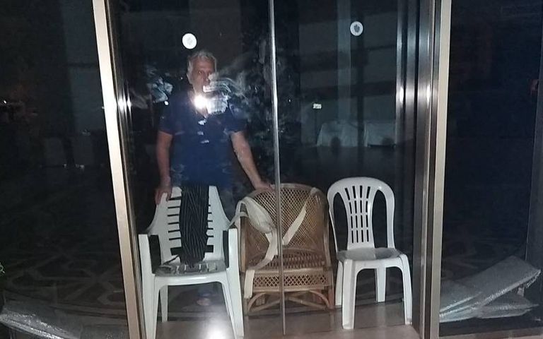 Veli Çilsal kendini otele kilitledi, çevik kuvvet olay yerinde