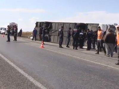 Tur otobüsü kaza yaptı, 1 ölü 4'ü ağır 29 yaralı