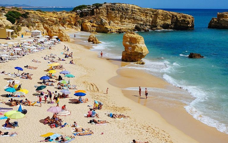 Popüler tatil destinasyonu turistleri 'giyinik kalmaları' için uyarıyor