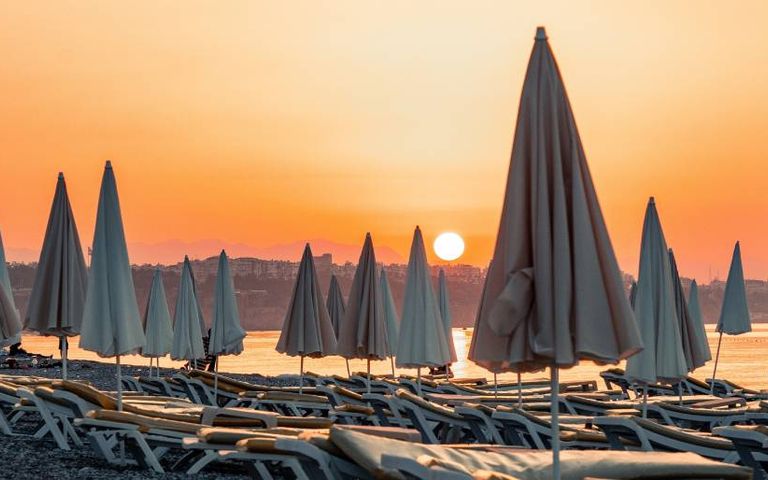 Antalya’da Alman turist şezlongda ölü bulundu