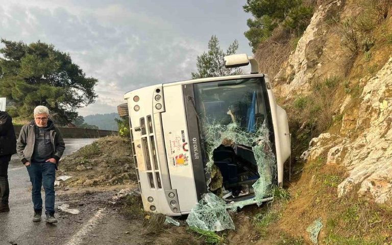 Aydın’da tur minibüsü devrildi: 23 kişi yaralandı