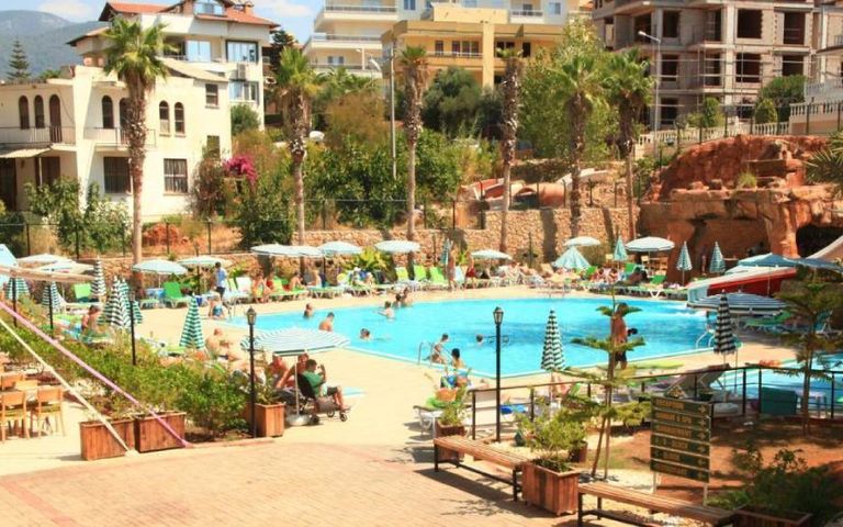 Alanya’daki otelin yarı hissesi icradan satılık