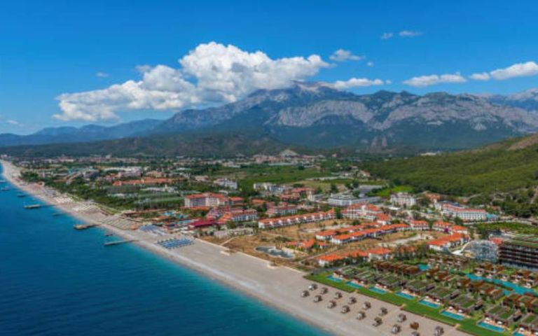 Kemer'in nüfusu bayramla 4 katına çıktı