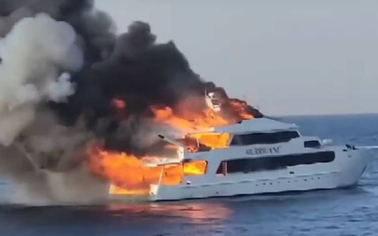 Mısır'da tekne yangını, 3 İngiliz turist kayıp