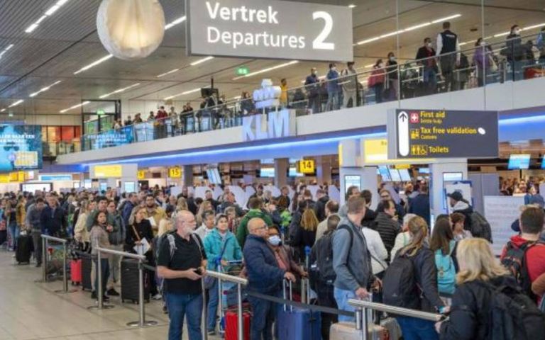 Schiphol Havalimanı yolcu sayısı azaltma kararını genişletiyor