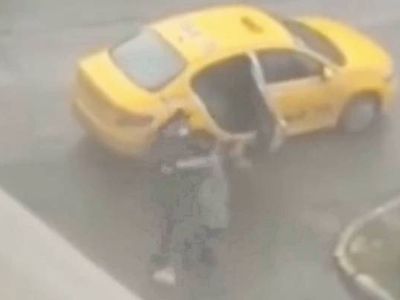 Taksi şoförü yabancı müşterisini darp etti