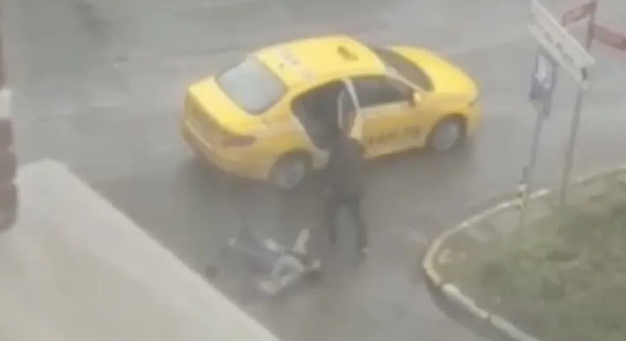 Taksi şoförü yabancı müşterisini darp etti
