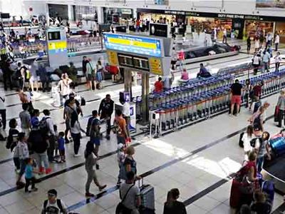Antalya'ya 3 günde 510 uçakla 100 bin turist geldi