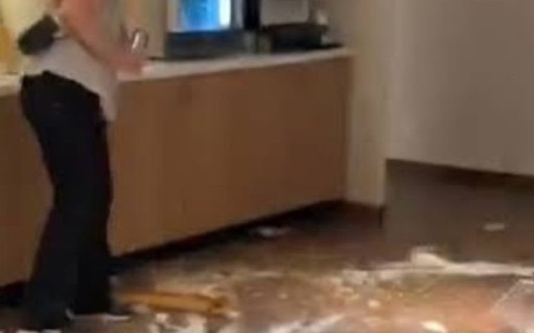 İşten çıkartılan otel personeli kahvaltı büfesini yerle bir etti
