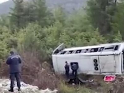 Antalya’da ABD’li turistleri taşıyan midibüs şarampole devrildi