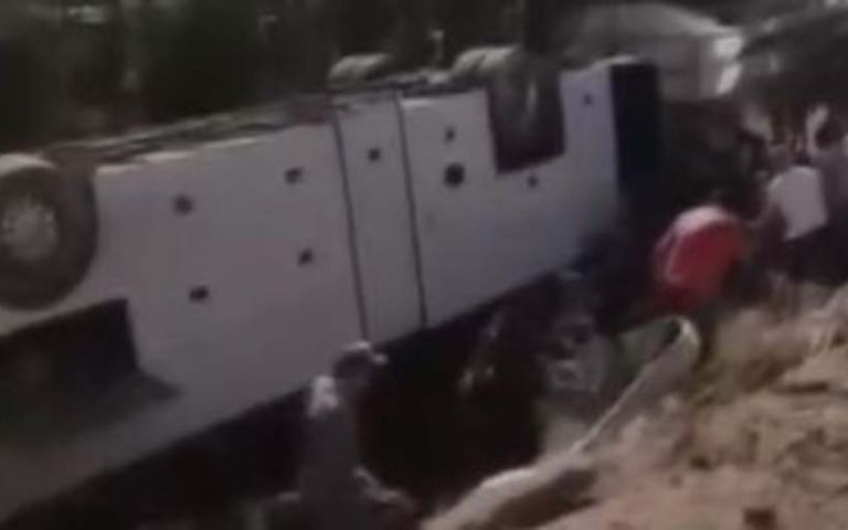 Tur otobüsü şarampole devrildi, 3'ü ağır 17 turist yaralı