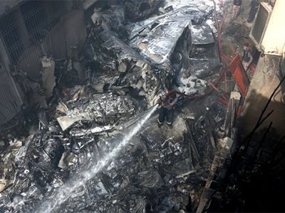 Pakistan'da yolcu uçağı düştü, 99 kişi hayatını kaybetti