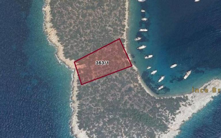 Bodrum'da iki cephesi denize bakan arazi icradan satışta
