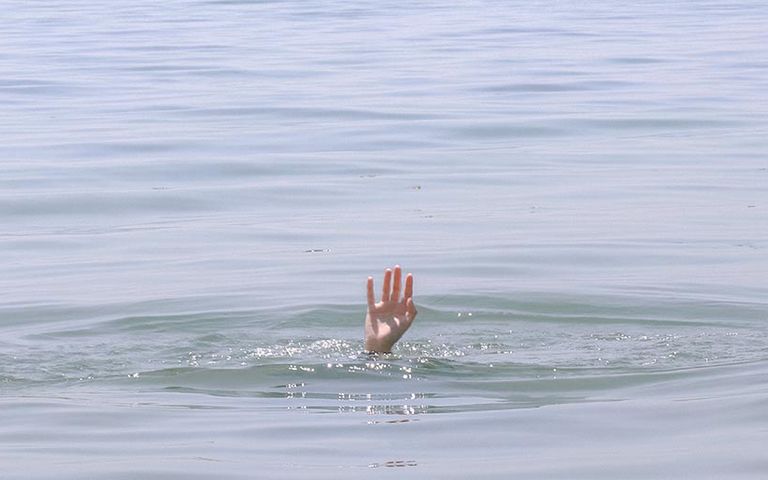 Antalya’da denize giren turist boğularak hayatını kaybetti