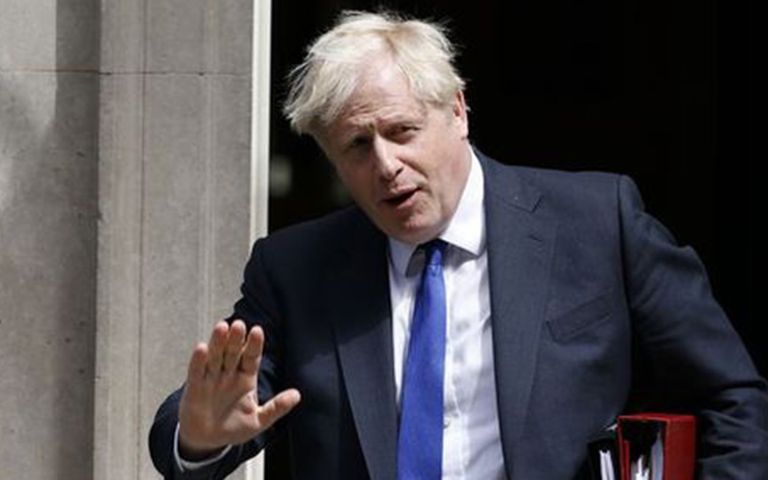 Boris Johnson istifa etti