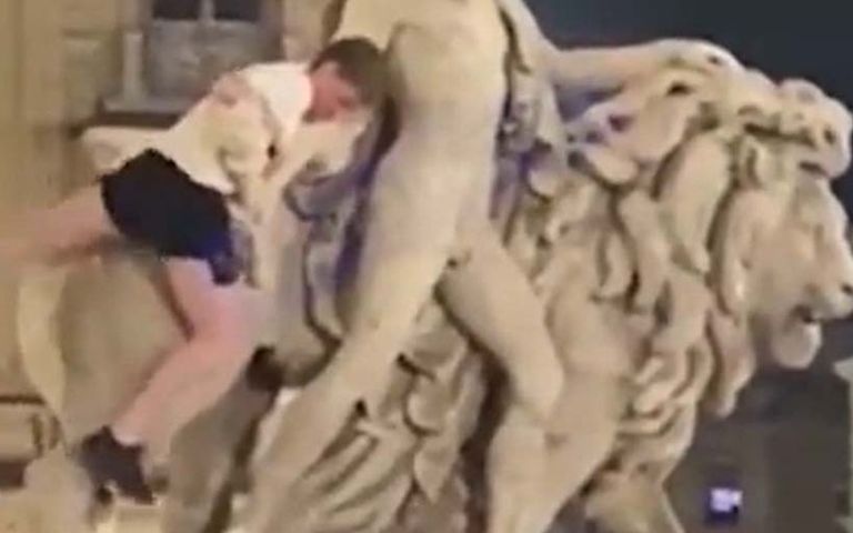 İrlandalı turist, Belçika’da tırmandığı heykelin kolunu kırdı