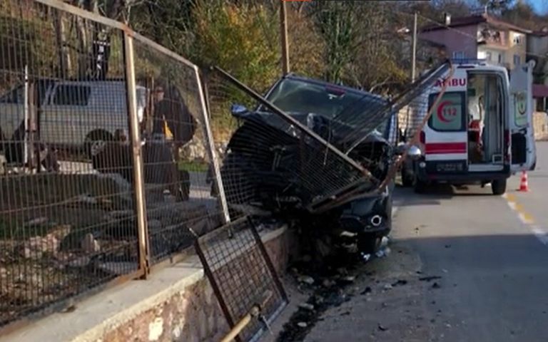 Bursa’da turistleri taşıyan minibüs kaza yaptı