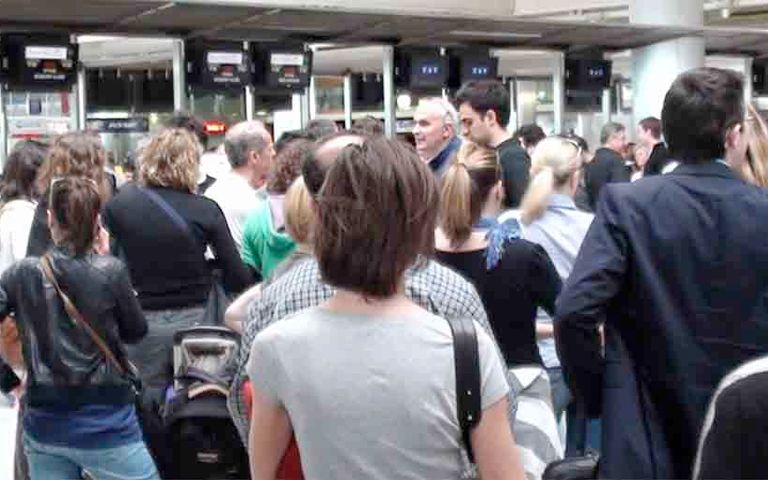 İstanbul'da mahsur kalan Rus turistler için tahliye uçuşu talebi