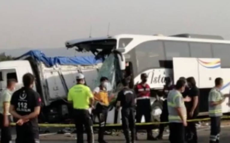 Yolcu otobüsü ile TIR çarpıştı, 9 ölü 37 yaralı