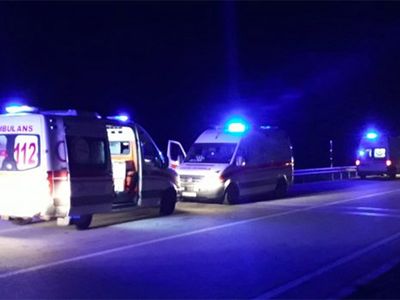 Tur otobüsü tarlaya uçtu, 7 yaralı