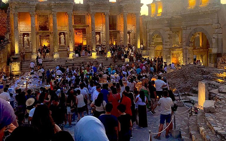 Efes Antik Kenti’nde kruvaziyer yolcularına verilen yemeğe tepki