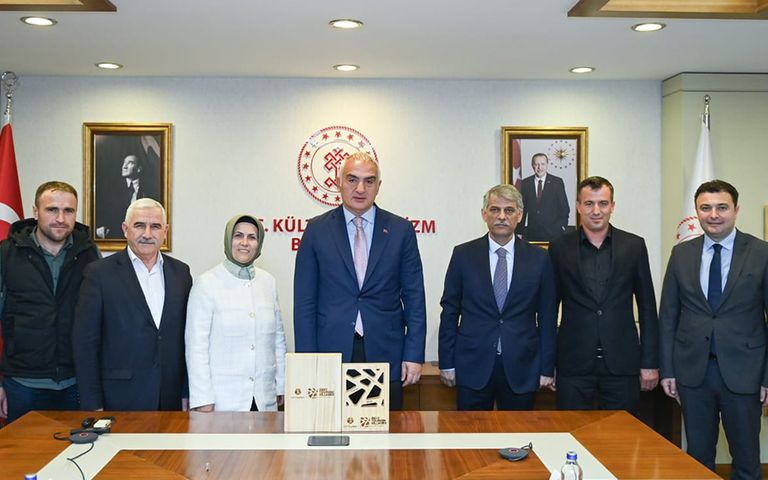 Bakan Ersoy, Ormana'ya verilen ‘En iyi turizm köyü’ ödülünü teslim etti