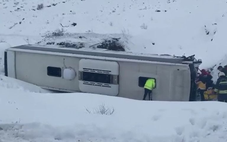 Erzincan’da yolcu otobüsü şarampole yuvarlandı, çok sayıda yaralı var
