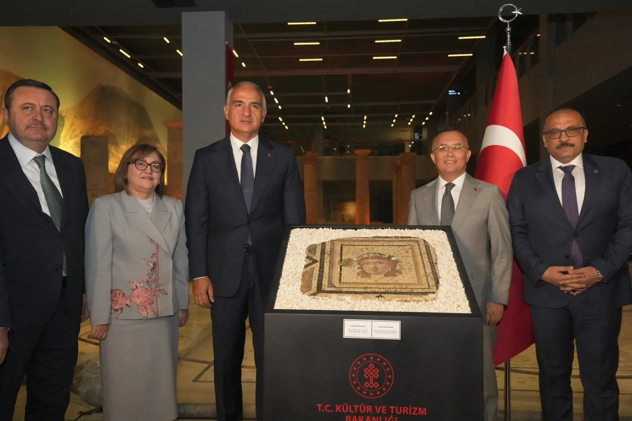 Çingene Kızı Mozaiği'nin eksik olan 13. paneli ABD'den Türkiye'ye getirildi