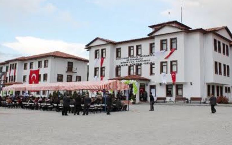 Turizm bölümü için ‘uygunsuz’ öğretim görevlisi ilanı
