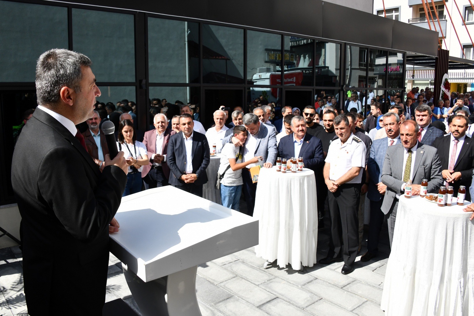 Zafer Kumaş, garsonluk yaptığı Gümüş Otel’in işletmecisi oldu
