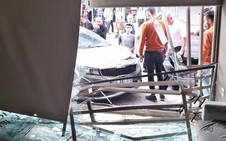 Fren yerine gaza bastı, otele daldı