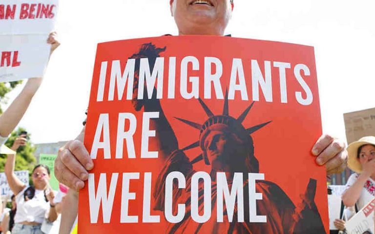 Trump, 27 Ocak öncesi başvuran mültecilerin girişini askıya aldı!