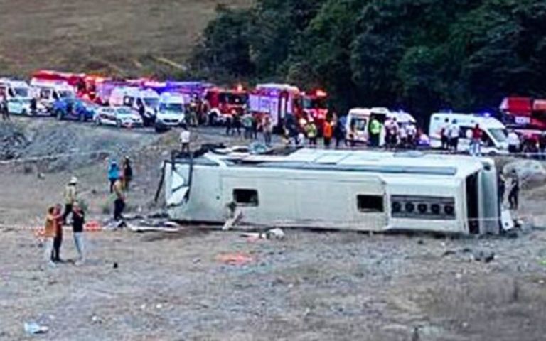 Frenleri patlayan İstanbul Havalimanı servisi şarampole devrildi, 29 yaralı