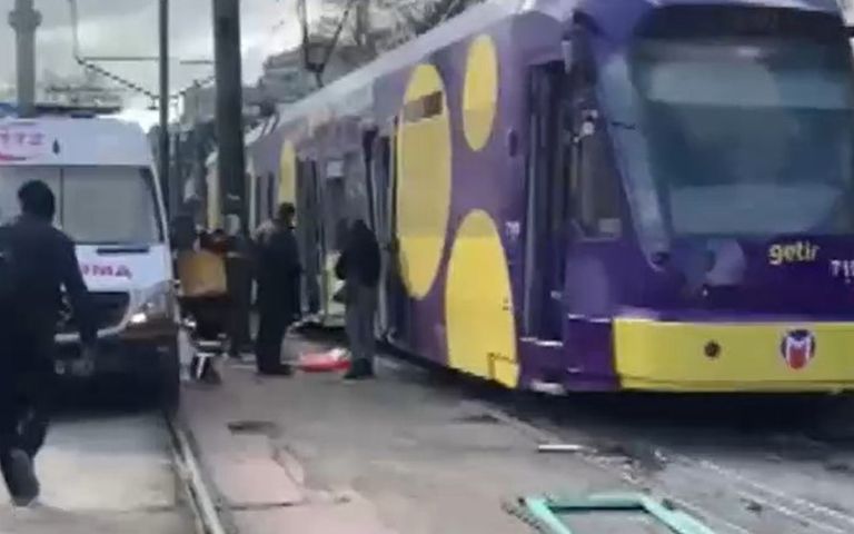 İstanbul’da raydan çıkan tramvay elektrik direğine çarptı