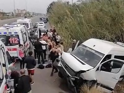 Alman turistleri taşıyan minibüs Antalya’da şarampole yuvarlandı
