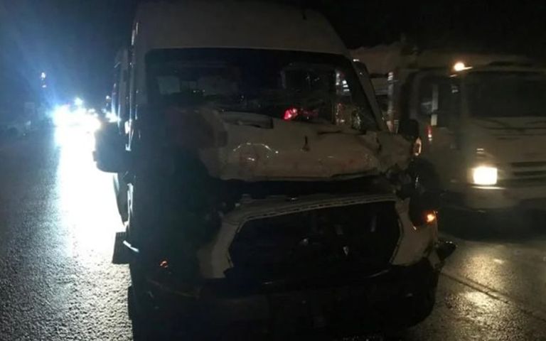 Antalya’da tur minibüsü kamyona çarptı, 6 yaralı