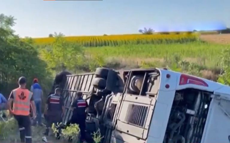 Kırklareli'nde yolcu otobüsü devrildi, ölü ve yaralılar var