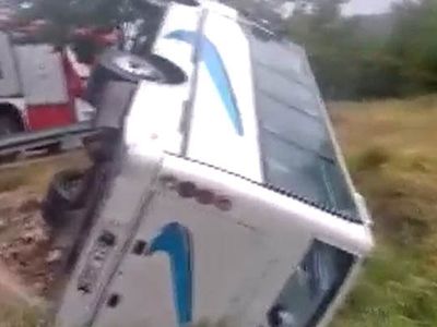 Kocaali’de tur midibüsü devrildi, 17 yaralı