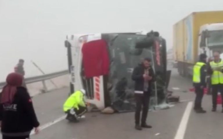 Malatya’da yolcu otobüsü devrildi, ölü ve yaralıları var